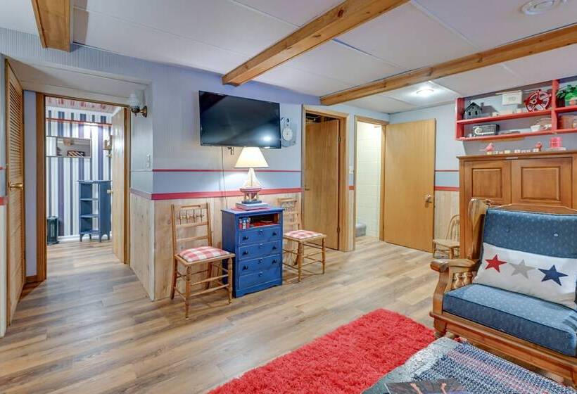 Quiet Retreat On Lake W/ Kayaks, Boats + Bikes!