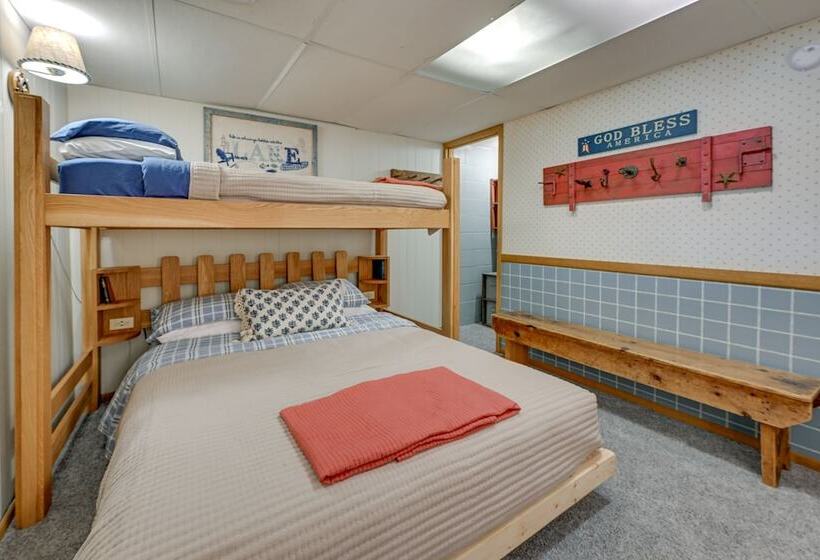 Quiet Retreat On Lake W/ Kayaks, Boats + Bikes!