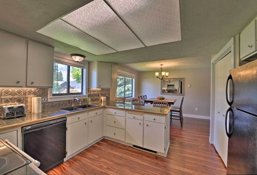 Quiet Sugar City Home < 80 Mi To Yellowstone!