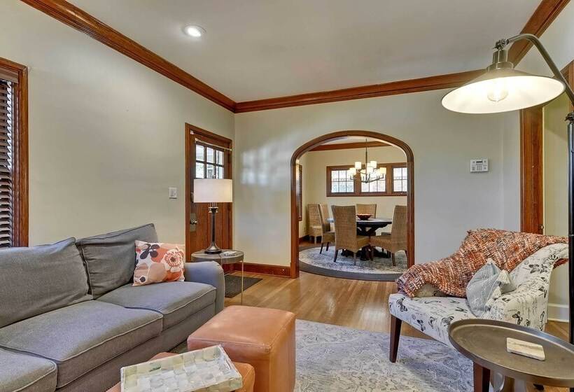 Quiet Twin Ridge Omaha House: Screened In Porch!