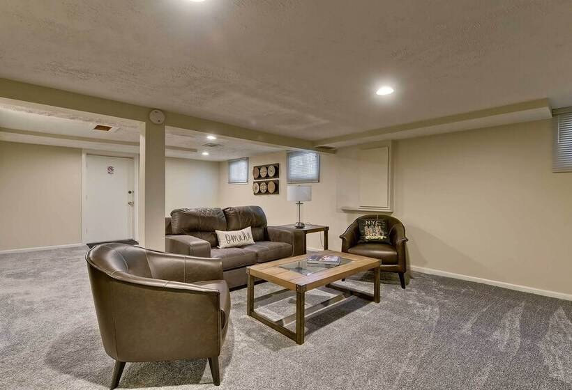 Quiet Twin Ridge Omaha House: Screened In Porch!