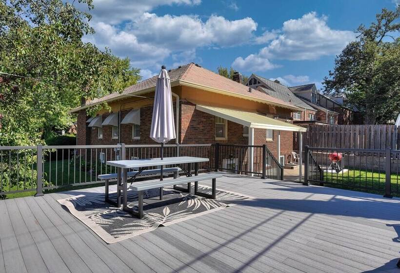 Quiet Twin Ridge Omaha House: Screened In Porch!