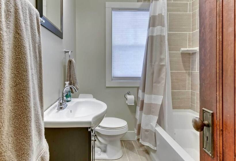 Quiet Twin Ridge Omaha House: Screened In Porch!