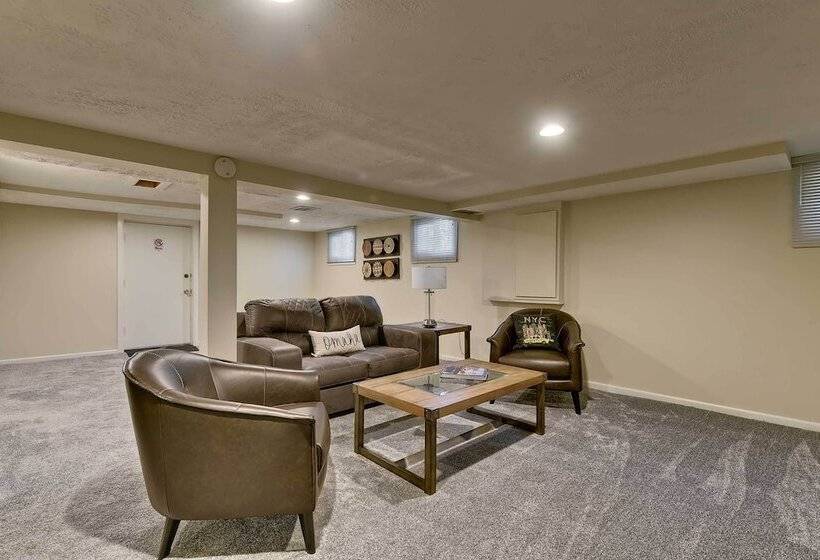 Quiet Twin Ridge Omaha House: Screened In Porch!