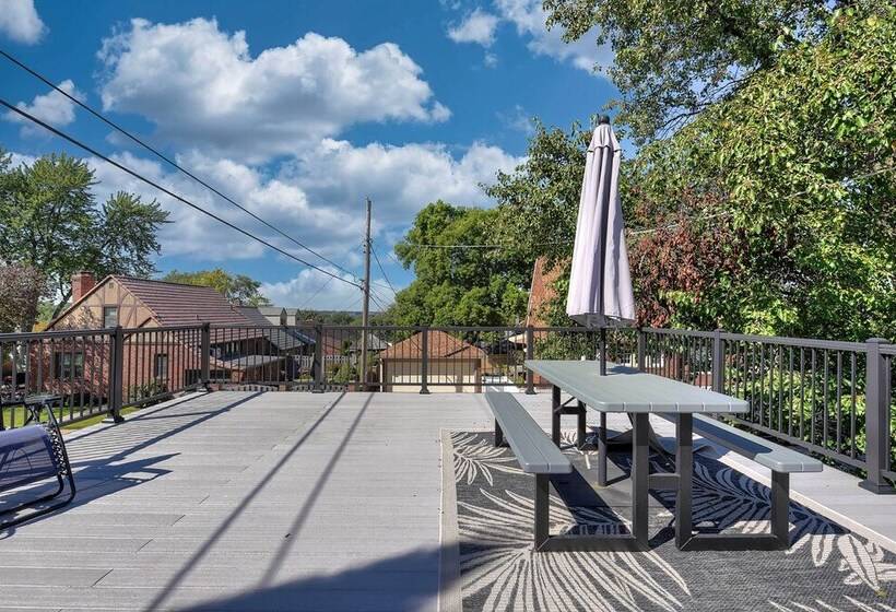 Quiet Twin Ridge Omaha House: Screened In Porch!