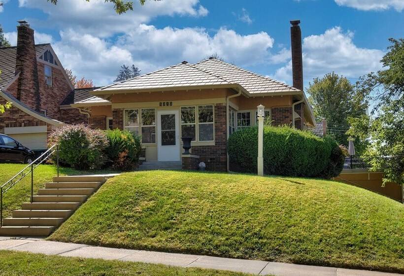 Quiet Twin Ridge Omaha House: Screened In Porch!