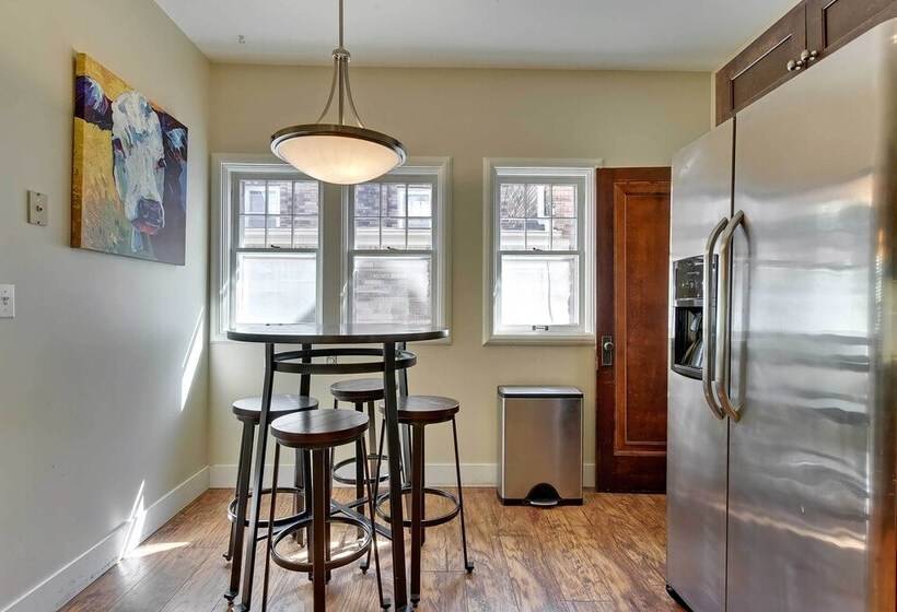 Quiet Twin Ridge Omaha House: Screened In Porch!