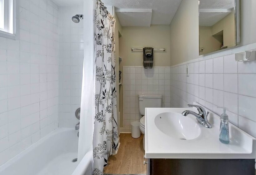 Quiet Twin Ridge Omaha House: Screened In Porch!