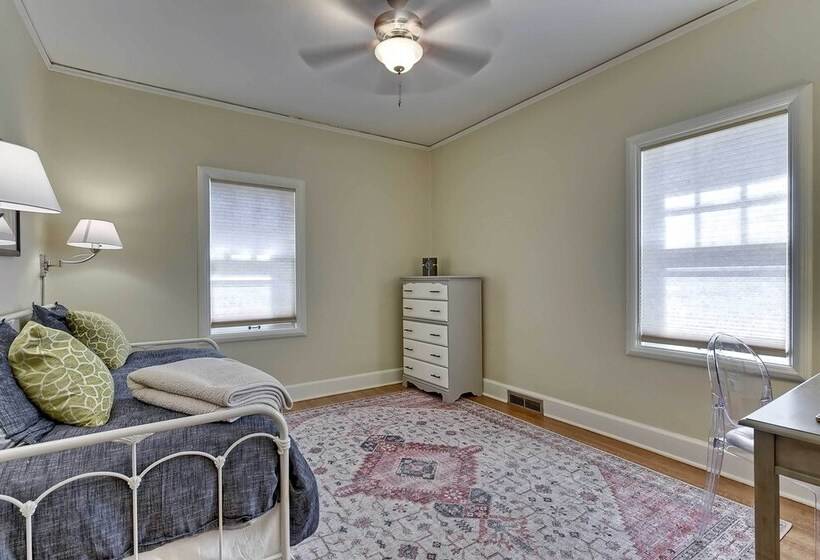 Quiet Twin Ridge Omaha House: Screened In Porch!