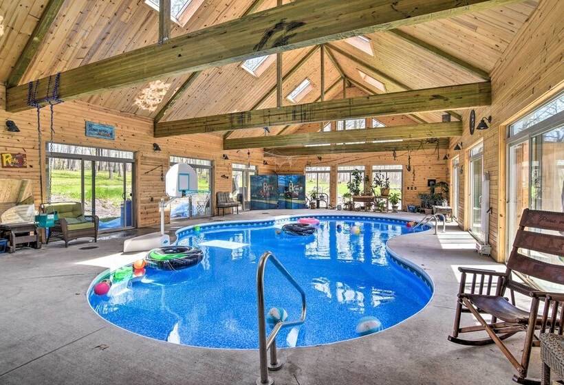 Raccoon River Retreat: Indoor Pool & Outdoor Fun!