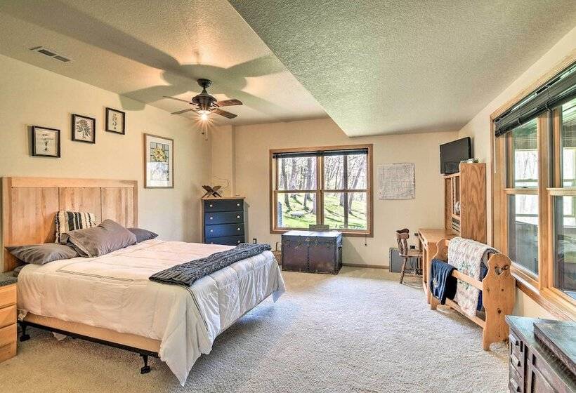 Raccoon River Retreat: Indoor Pool & Outdoor Fun!