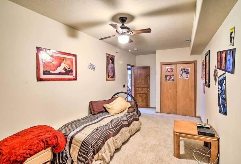 Raccoon River Retreat: Indoor Pool & Outdoor Fun!