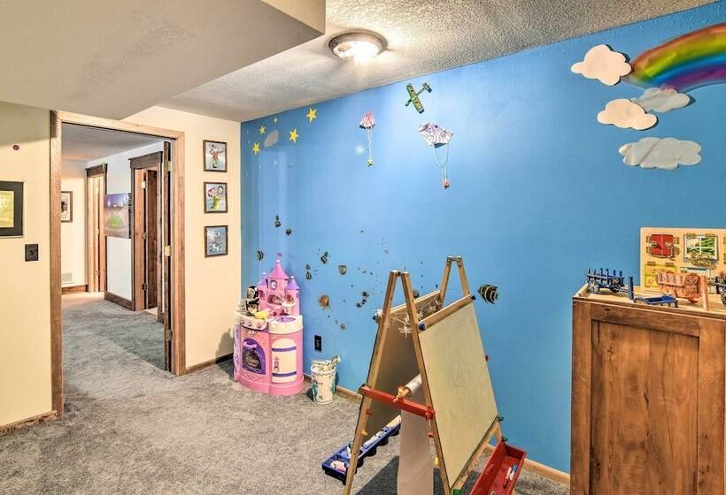 Raccoon River Retreat: Indoor Pool & Outdoor Fun!