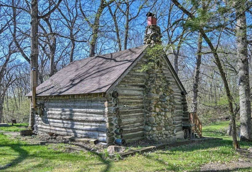 Raccoon River Retreat: Indoor Pool & Outdoor Fun!