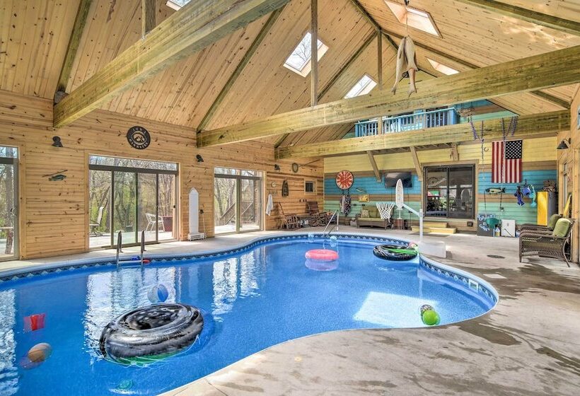 Raccoon River Retreat: Indoor Pool & Outdoor Fun!
