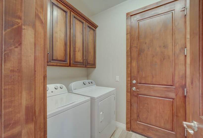 Red Rock Country Home With Patio & Mountain Views!