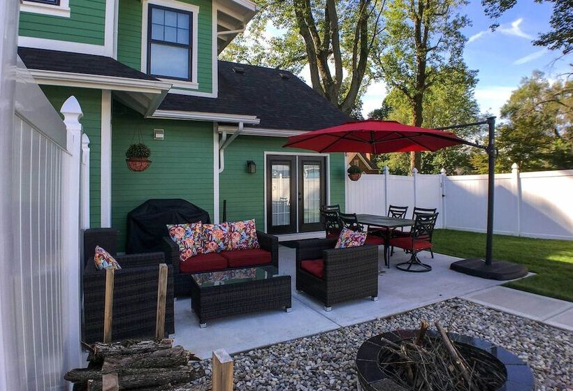 Renovated Craftsman House W/ Patio & Fire Pit!