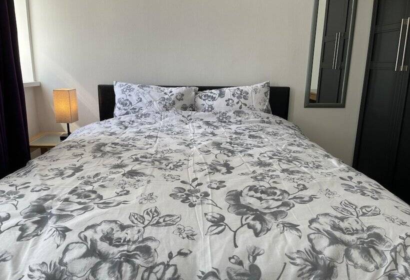 레지던스 Inviting 2 Bed Apartment Near Heathrow