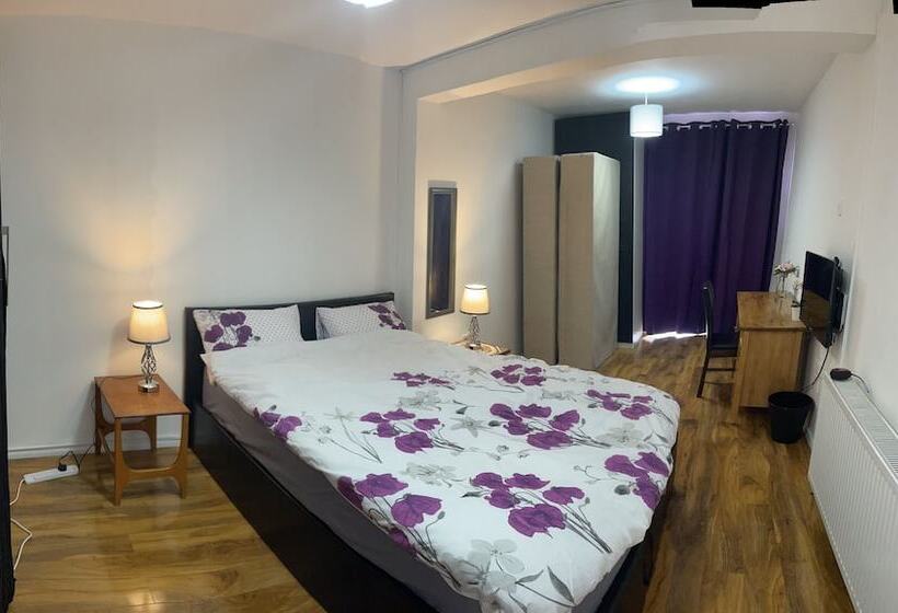 레지던스 Inviting 2 Bed Apartment Near Heathrow