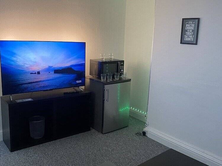 اقامتگاه Sapphire Suites, Stunning 2 Bed House In Bradford