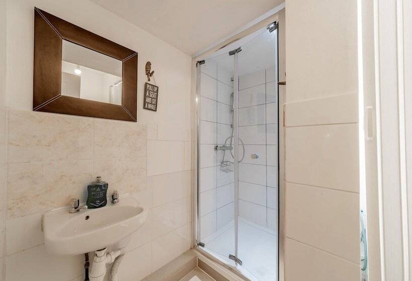 إقامة Stylish 3 Bed House With Free Parking & Wifi