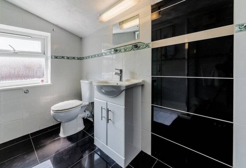 إقامة Stylish 3 Bed House With Free Parking & Wifi