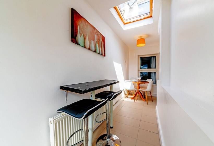 إقامة Stylish 3 Bed House With Free Parking & Wifi