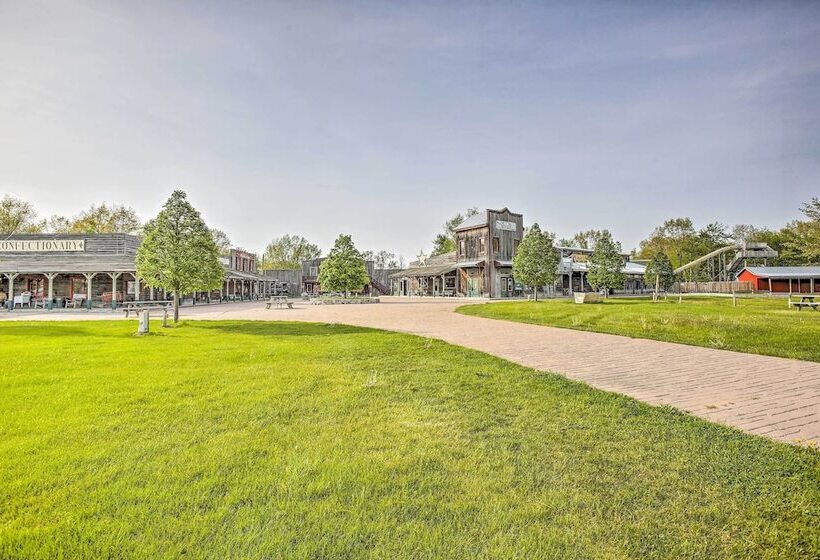 Resort Cabin W/ Fire Pit: Golf, Hike And Play!