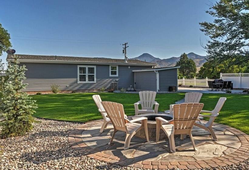 Rustic Chic Home: 10 Mi To Otter Creek State Park!