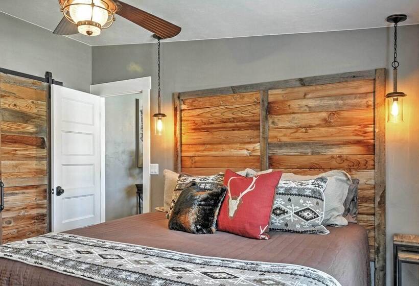 Rustic Chic Home: 10 Mi To Otter Creek State Park!