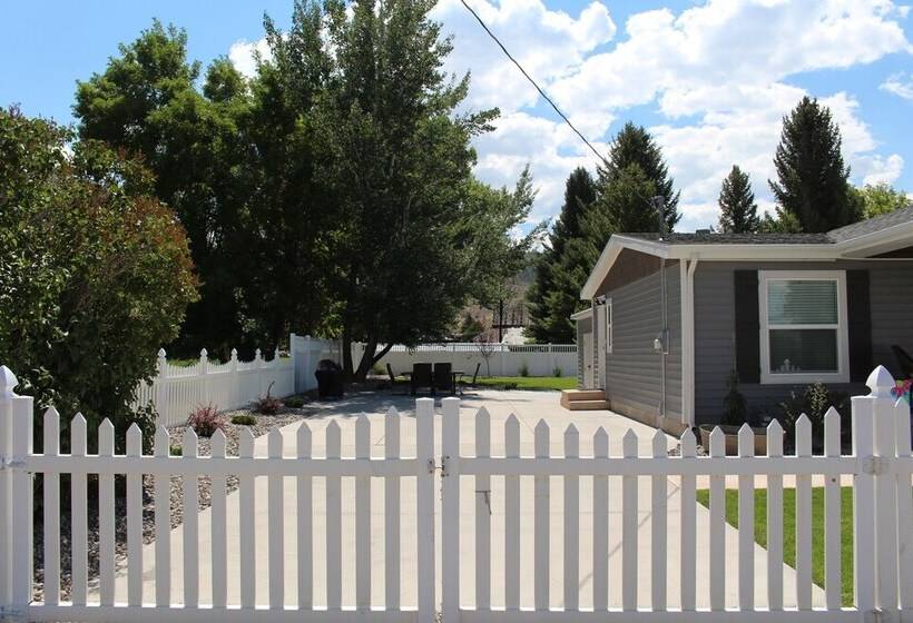 Rustic Chic Home: 10 Mi To Otter Creek State Park!