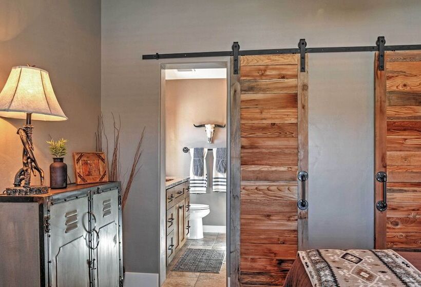 Rustic Chic Home: 10 Mi To Otter Creek State Park!