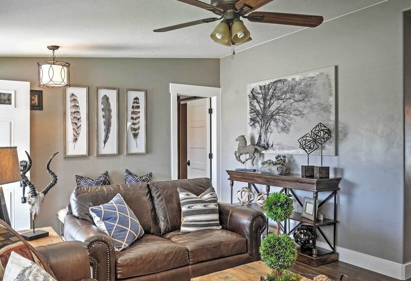 Rustic Chic Home: 10 Mi To Otter Creek State Park!