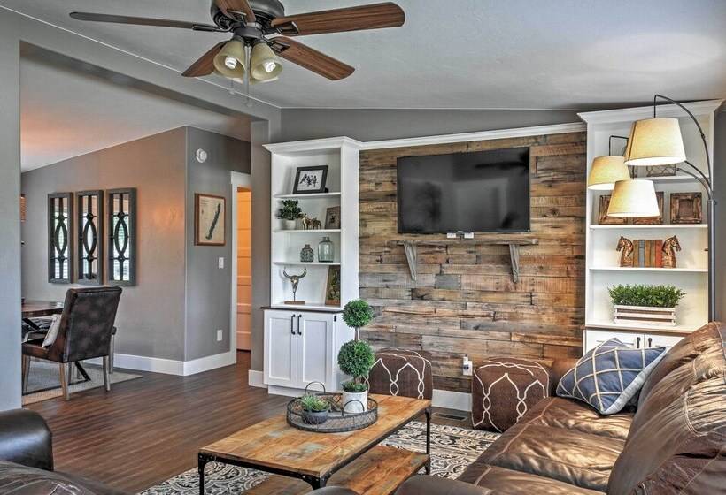 Rustic Chic Home: 10 Mi To Otter Creek State Park!