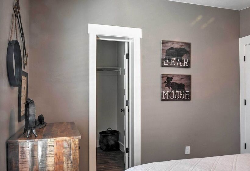 Rustic Chic Home: 10 Mi To Otter Creek State Park!