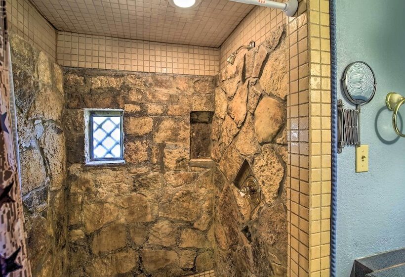 Countryside Cottage: 17 Mi To Downtown San Antonio