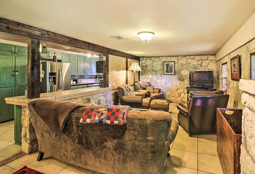 Countryside Cottage: 17 Mi To Downtown San Antonio