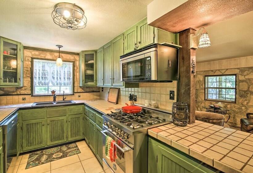 Countryside Cottage: 17 Mi To Downtown San Antonio