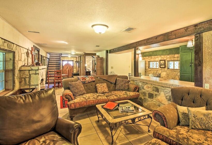 Countryside Cottage: 17 Mi To Downtown San Antonio