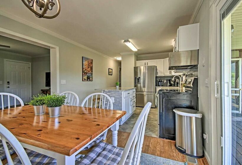 Secluded Rileyville Cabin W/ Hot Tub & Grill!