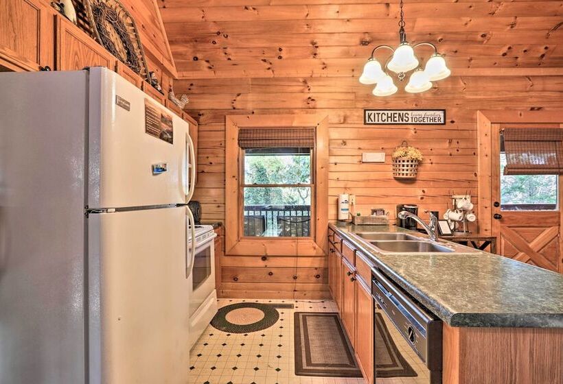 Sevierville Cabin W/ Lake Access & Private Hot Tub