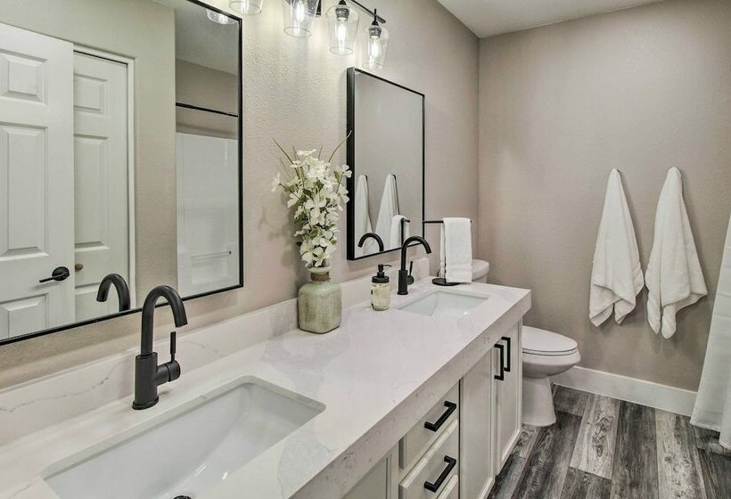 Show Low Family Home ~ 1 Block To City Park!