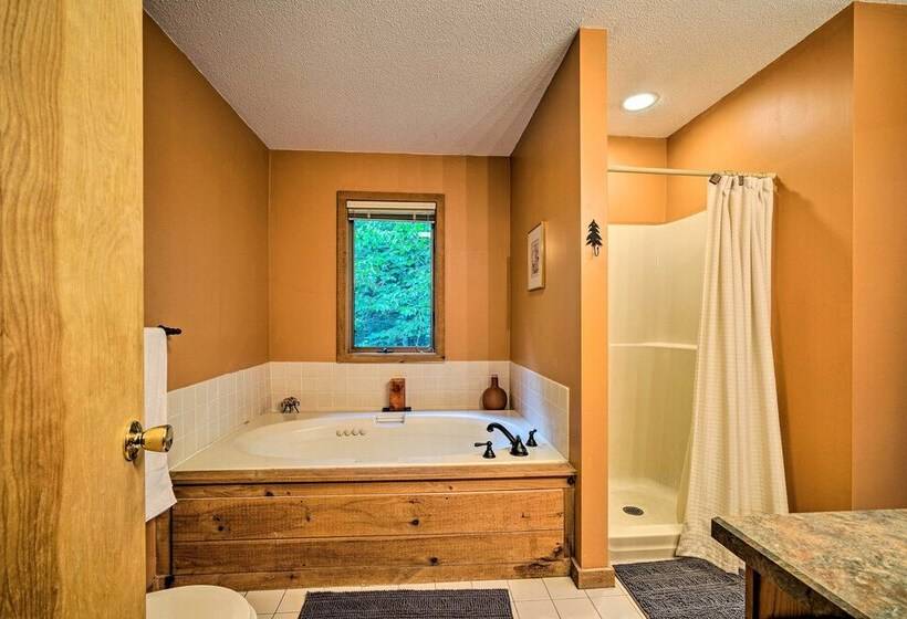 Spacious Dover Home W/ Sauna < 5 Miles To Ski!