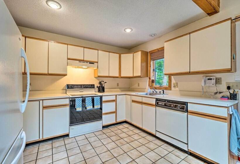 Spacious Dover Home W/ Sauna < 5 Miles To Ski!