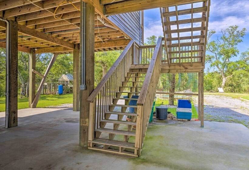 Spacious & Secluded Stilt Home On Fontaine Reserve