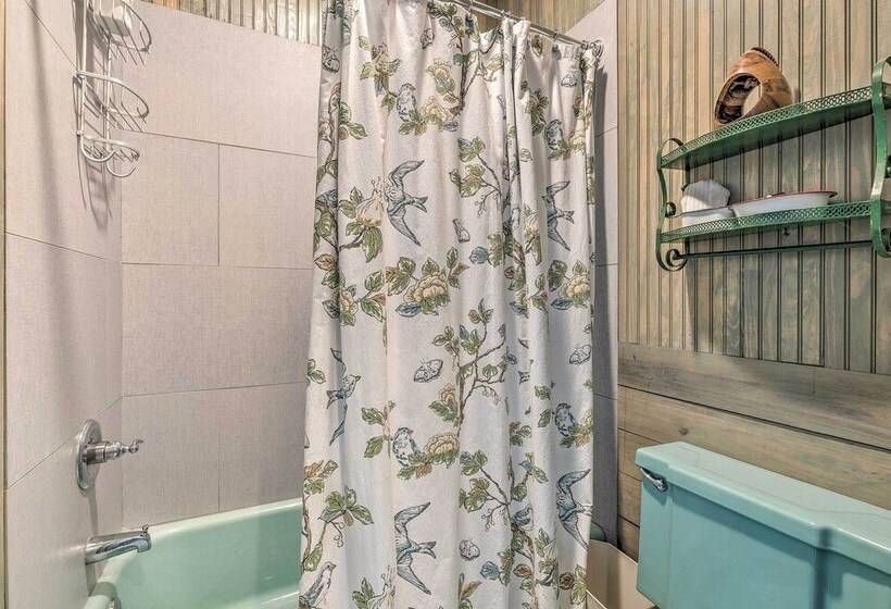 Spacious & Secluded Stilt Home On Fontaine Reserve