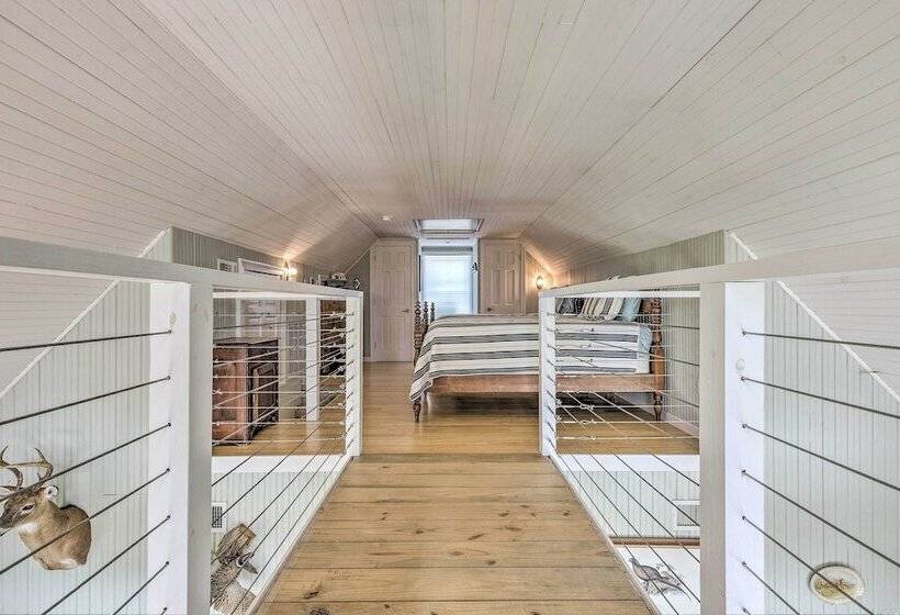 Spacious & Secluded Stilt Home On Fontaine Reserve