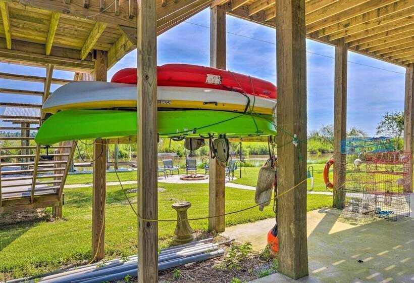 Spacious & Secluded Stilt Home On Fontaine Reserve