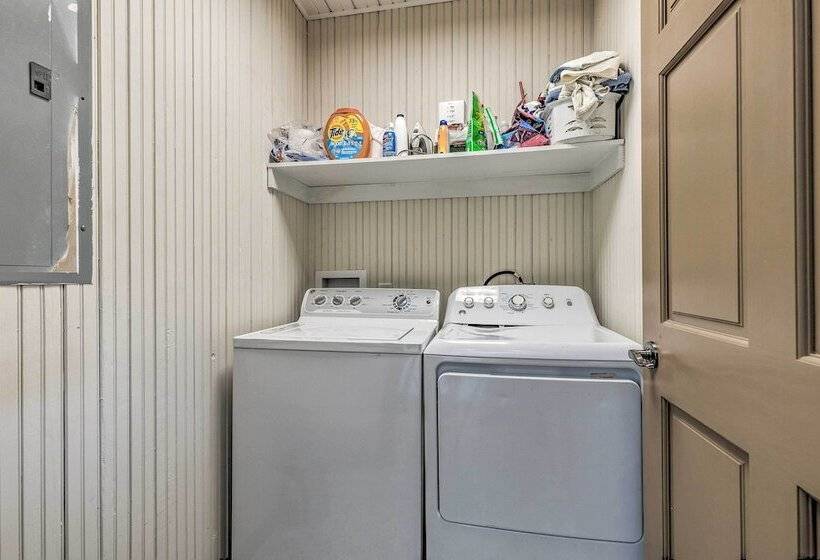 Spacious & Secluded Stilt Home On Fontaine Reserve