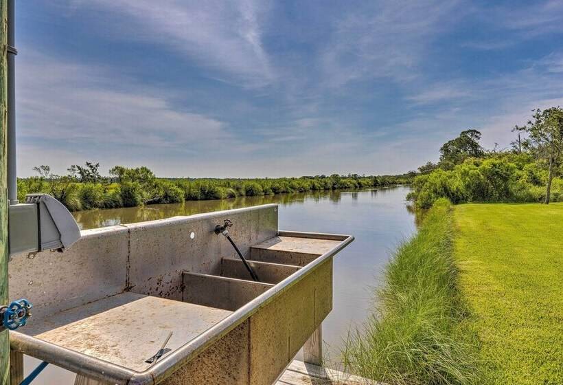 Spacious & Secluded Stilt Home On Fontaine Reserve